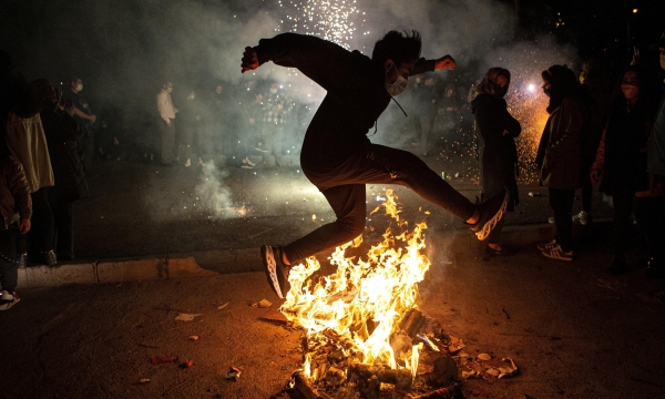 Hơn 3.000 người thương vong trong lễ hội nhảy lửa ở Iran