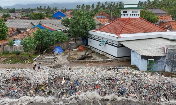 Làng chài ở Indonesia ngập rác sau thủy triều