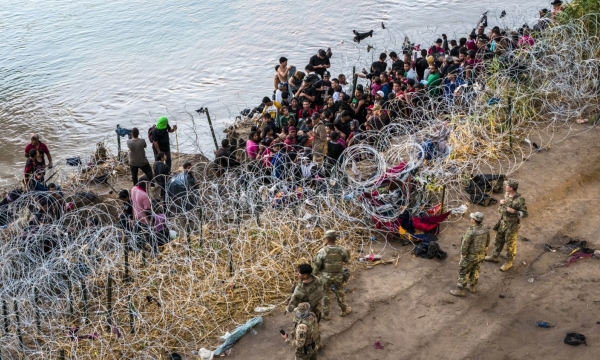 Người di cư từ Mexico phá hàng rào dây thép để vượt biên vào Mỹ