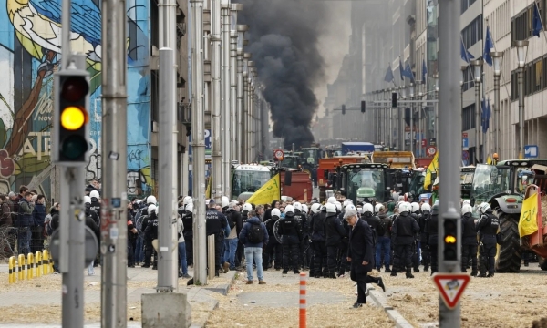 Nông dân đốt phá Brussels khi các Bộ trưởng Nông nghiệp EU nhóm họp