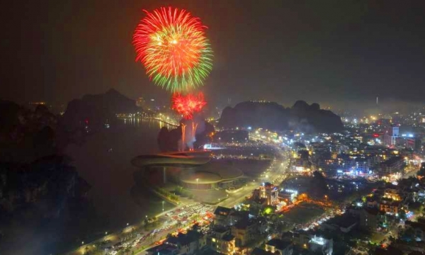 Bắn pháo hoa tại Lễ kỷ niệm 30 năm ngày thành lập TP Hạ Long