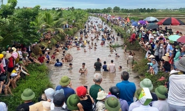 Hàng ngàn người chen lấn lao mình xuống sông Sồi bắt cá