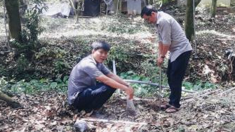 Loc Troi takes soil samples for project on 'Improving the quality of tropical fruits'