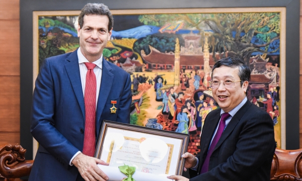 Former Director of ADB Vietnam received the Medal for Agriculture and Rural Development