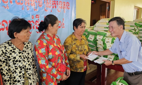 Hiệp hội Doanh nghiệp Việt Nam - Campuchia tặng 500 phần quà cho đồng bào Khmer