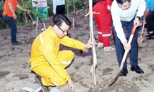 Petrovietnam launched tree planting in the wetlands of Ca Mau province