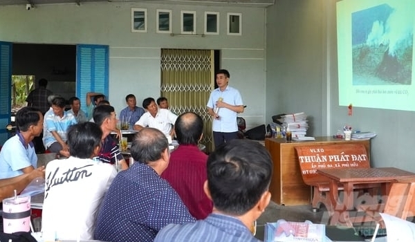 Launching first training classes for farmers on low-emission rice farming