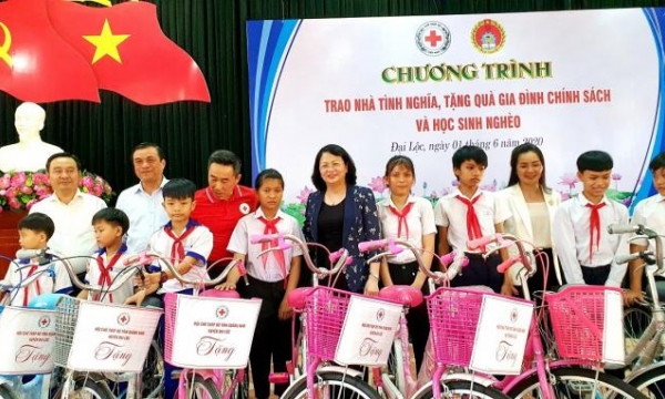 Phó Chủ tịch nước tặng quà cho học sinh, hộ nghèo ở Quảng Nam