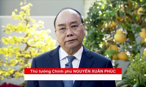 Thủ tướng Nguyễn Xuân Phúc chúc tết công nhân đón 'Tết xa nhà'