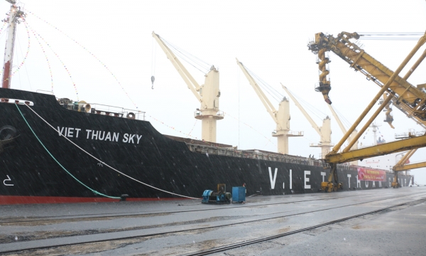 Bốc rót hơn 26.000 tấn than ‘xông’ cảng mùng 1 Tết