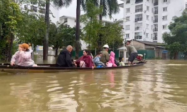 Đường phố ở Huế biến thành sông