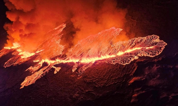 Núi lửa ở Iceland phun trào sau nhiều tuần động đất liên hoàn