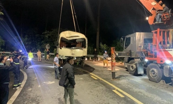 Khoảnh khắc xe chở 29 người lao xuống vực ở Tam Đảo