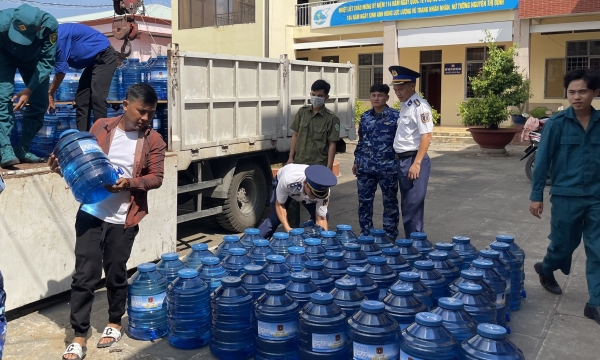 Cảnh sát biển hỗ trợ nước uống cho nhân dân vùng hạn mặn