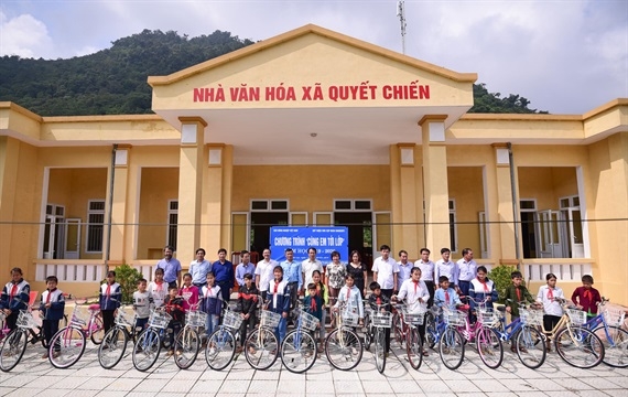 Chương trình 'Cùng em tới lớp' trao xe đạp cho học sinh nghèo tỉnh Hòa Bình