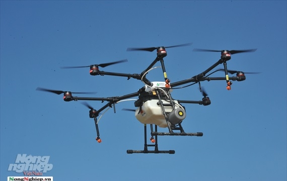 Trình diễn phun thuốc BVTV bằng thiết bị bay không người lái trên lúa