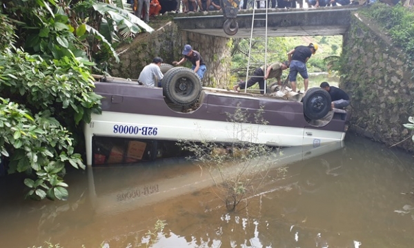 Xe khách lật nhào xuống suối, 7 người thoát nạn
