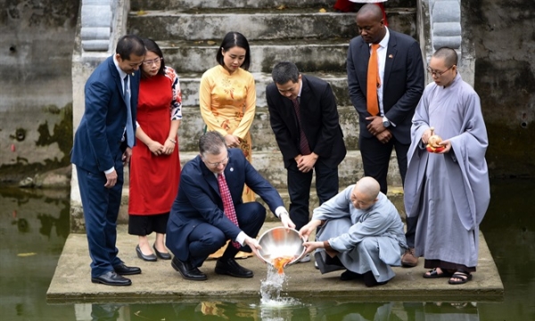 Đại sứ Mỹ thăm chùa Kim Liên, thả cá chép cúng Táo quân