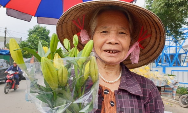 Chợ hoa phố núi Hà Tĩnh nhộn nhịp ngày 30 Tết