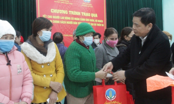 Bộ trưởng Nguyễn Xuân Cường tặng quà tết, cá giống cho người dân vùng lũ
