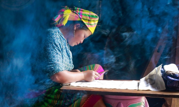 Nghệ thuật vẽ sáp ong trên vải - di sản của phụ nữ Mông