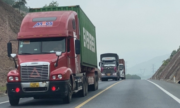 Địa phương không đồng ý cấm xe lớn vào cao tốc Cam Lộ - La Sơn