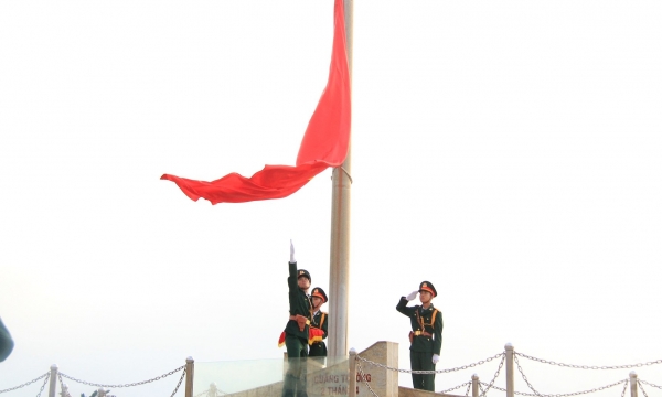 Lễ Thượng cờ thiêng liêng chào mừng Nha Trang tròn 100 tuổi