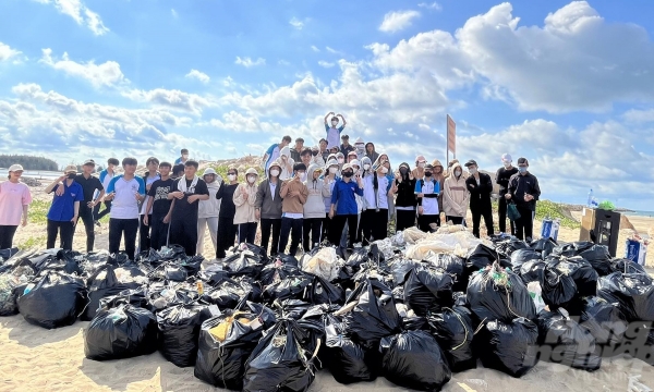 Thu gom 3 tấn rác thải dọc bờ biển tại huyện Đất Đỏ