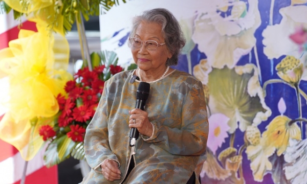 Họa sĩ Nguyễn Thị Tâm tìm thêm vẻ đẹp hoa sen ở tuổi 86