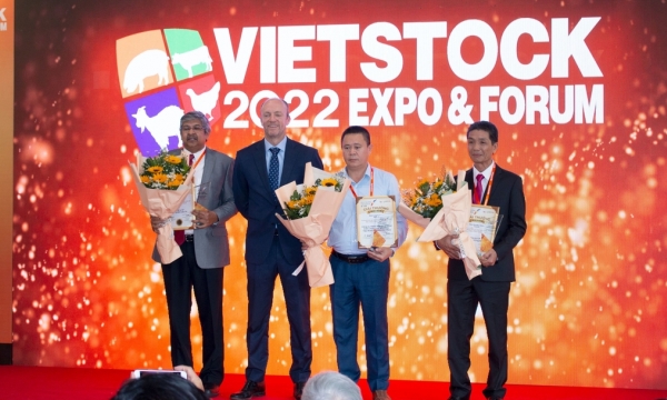 Hùng Nhơn Group được Vietstock Awards 2022 vinh danh 'Trang trại gà thịt tốt nhất'