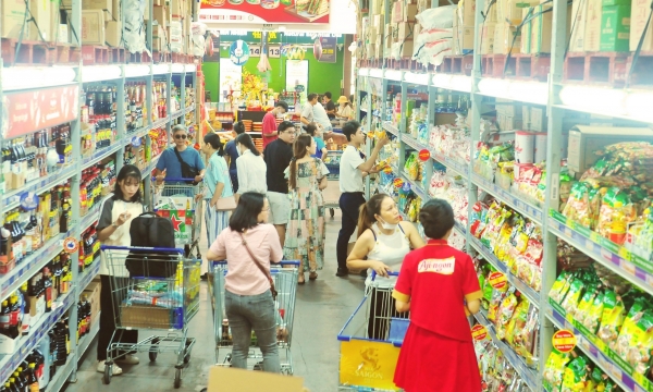 Người Sài Gòn chen nhau mua sắm trong siêu thị ngày giáp Tết
