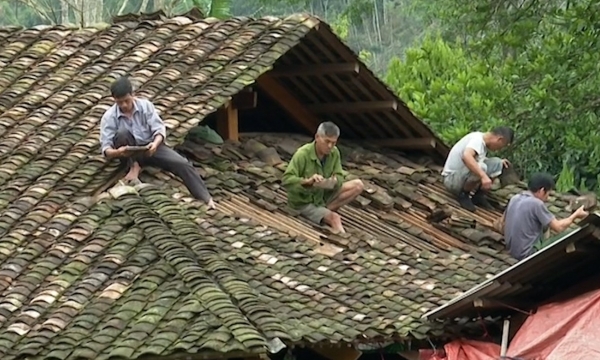 Huy động cả thôn giúp người dân dựng lại nhà sau giông lốc