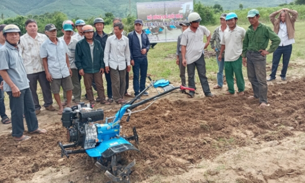 Phu Yen strengthens mechanization in agricultural production
