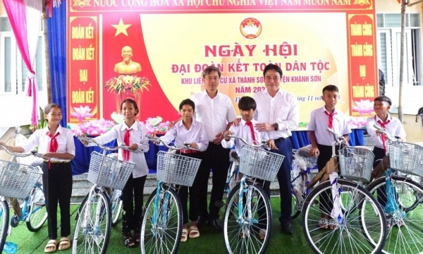 Agribank Khánh Hòa tặng 20 xe đạp cho học sinh hoàn cảnh khó khăn