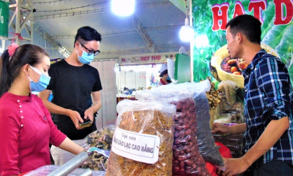 Hàng trăm sản phẩm tết đặc sắc tại hội chợ xuân ở Phú Mỹ Hưng