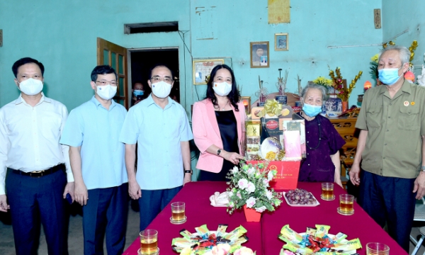 Phó Chủ tịch nước tặng quà gia đình thương binh, liệt sỹ tại Tuyên Quang