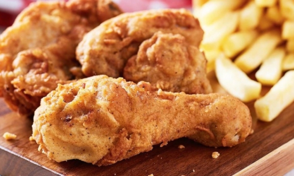 Úc: Thịt gà dần 'biến mất' khỏi thực đơn, siêu thị vì biến thể Omicron