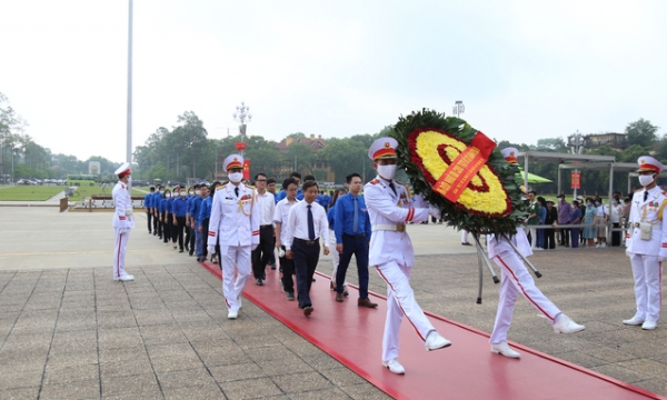Đoàn Thanh niên Bộ NN-PTNT vào Lăng viếng Chủ tịch Hồ Chí Minh