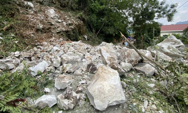 Hàng trăm m3 đá lăn xuống tỉnh lộ nối huyện Chợ Đồn - hồ Ba Bể