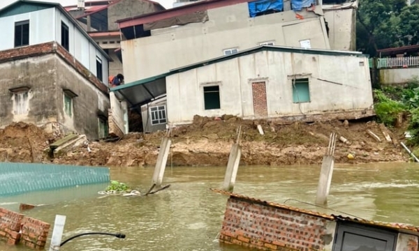 Sạt lở đê sông Cầu đoạn qua Bắc Ninh phá hủy nhiều ngôi nhà