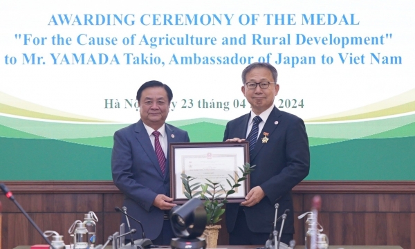 Trao tặng kỷ niệm chương cho Đại sứ Nhật Bản tại Việt Nam