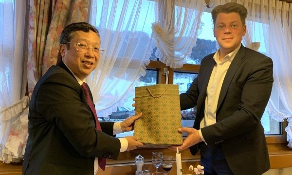 Deputy Minister Hoang Trung meet the Chief Executive Officer of IDH in Switzerland