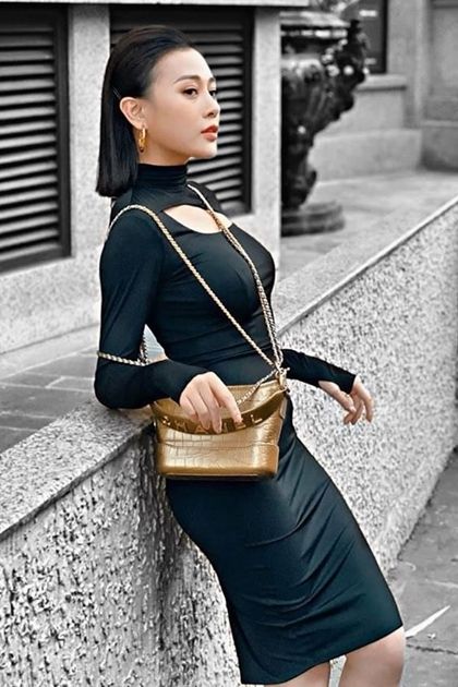 Hay chiếc túi Chanel dòng Gabrielle trị giá 115 triệu đồng càng tôn thêm khí chất của nữ diễn viên.