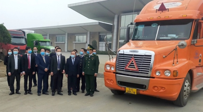 Vice-chairman of Lao Cai Province People’s Committee Hoang Quoc Khanh (third from the right) and other officials visit Kim Thanh International Bordergate on the first day of the lunar new year. Photo: Q.C.