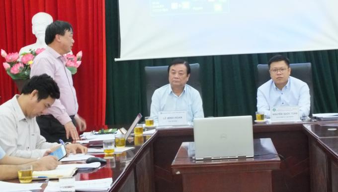 Deputy Minister of Agriculture and Rural Development Le Minh Hoan, the second from right, works with leaders of the Department of Agricultural Products Processing and Market Development. Photo: Le Ben.