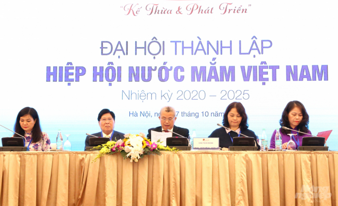 The Presidium runs the congress to establish the Vietnam Fish Sauce Association for the term 2020-25. Photo: Minh Phuc.