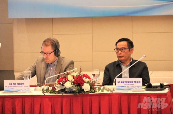 Head of the Department of Crop Production of Viet Nam, Nguyen Nhu Cuong (right) and head of the International Rice Research Institute’s Country Office in Vietnam Ole Sander at the workshop. Photo: Pham Hieu.