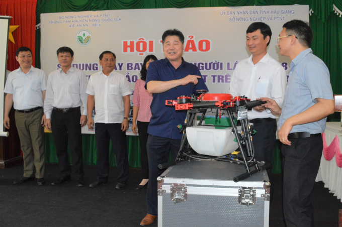 People attend a conference introducing agricultural drone HLD-18 in the southern province of Hau Giang on March 18, 2021. Photo VAN