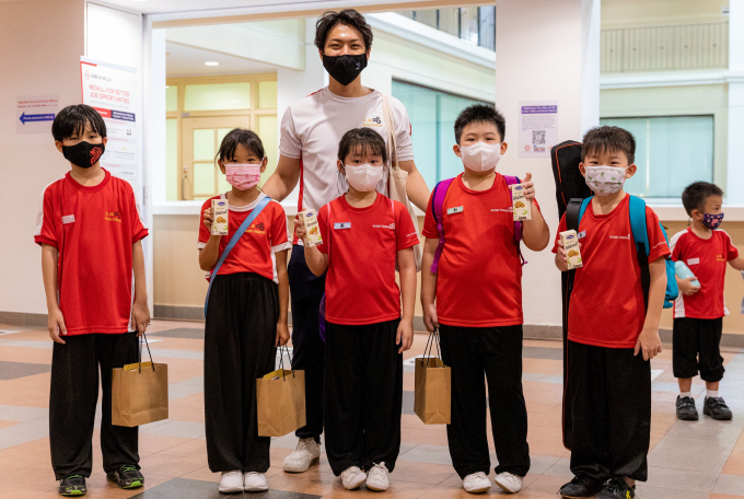 Children drink Vinamilk products in a community activity in Singapore. Photo: Do Hung.