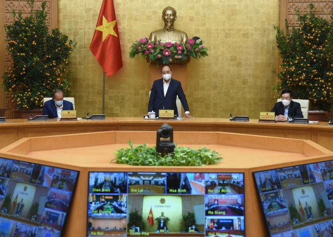 Prime Minister Nguyen Xuan Phuc chairs a Cabinet’s meeting with the National Steering Committee for COVID-19 Prevention and Control in Ha Noi on February 24, 2021. Photo: VGP.